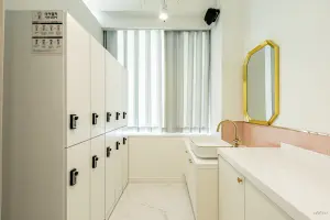 화이트톤 프리미엄 필라테스 락커룸 인테리어